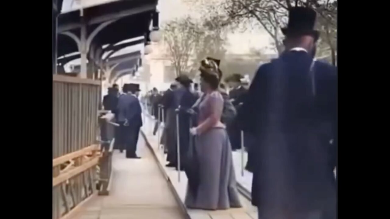 The Electric Moving Sidewalks of Old World Paris