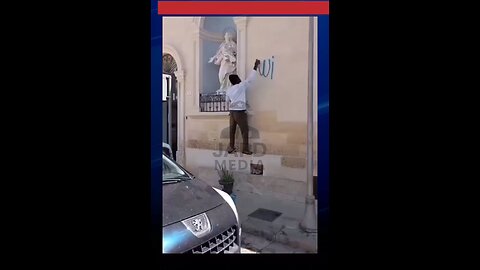 Italy: man filmed vandalizing church and car with spray paint #Italy #Vandalism #japd
