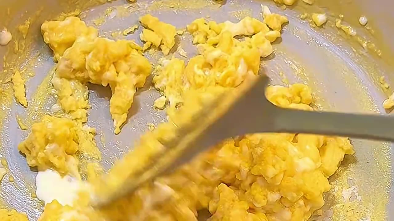 Gordon Ramsay's Scrambled Eggs Hack—LIKE & FOLLOW @zackdfilms for More Chef Secrets!