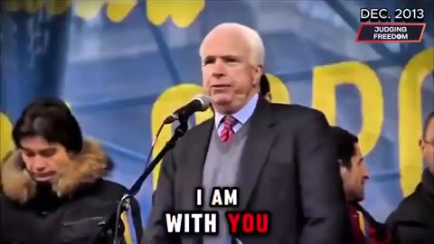 Een Amerikaanse senator die zich op een podium in het buitenland staat te bemoeien