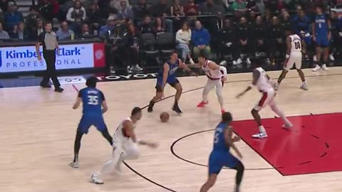 NBA - Strong Paolo slam in the 1Q 💪 Franz Wagner feeds him off the backdoor cut!