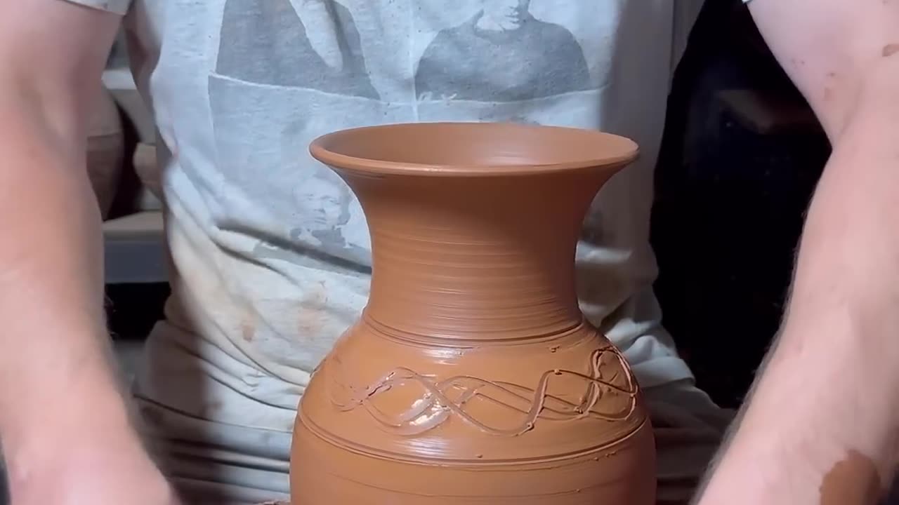 "Incredible Talent! Watch This Beautiful Mud Vase Come to Life! 🎨✨