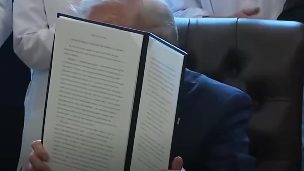 Trump firma una orden ejecutiva que suaviza las restricciones sobre la marihuana