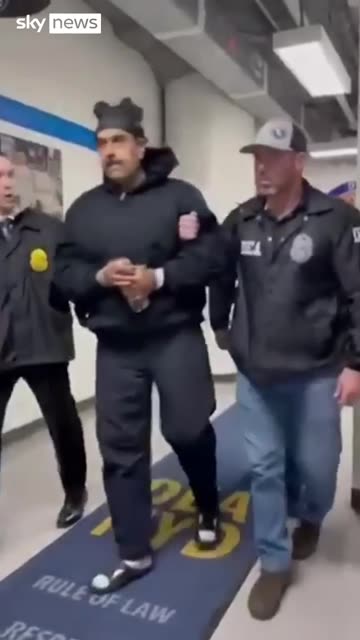 VIRAL Nicolas Maduro escorted by agents in handcuffs after landing on US soil
