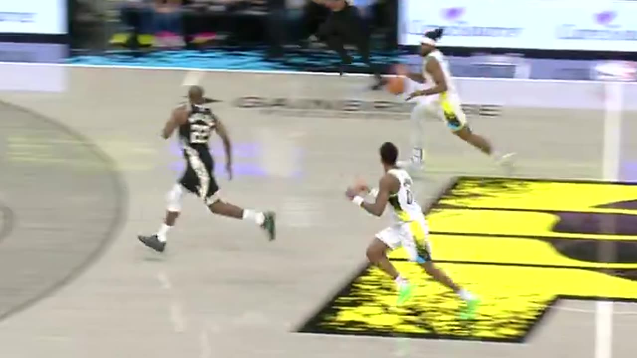 STEAL AND SCORE! 😤 Jarace Walker with a highlight-reel play for the @Pacers!