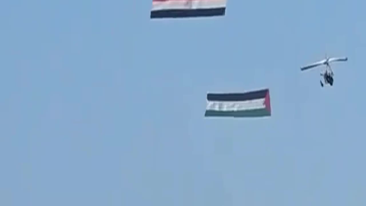 Paragliders flew Egyptian and Palestinian flags...