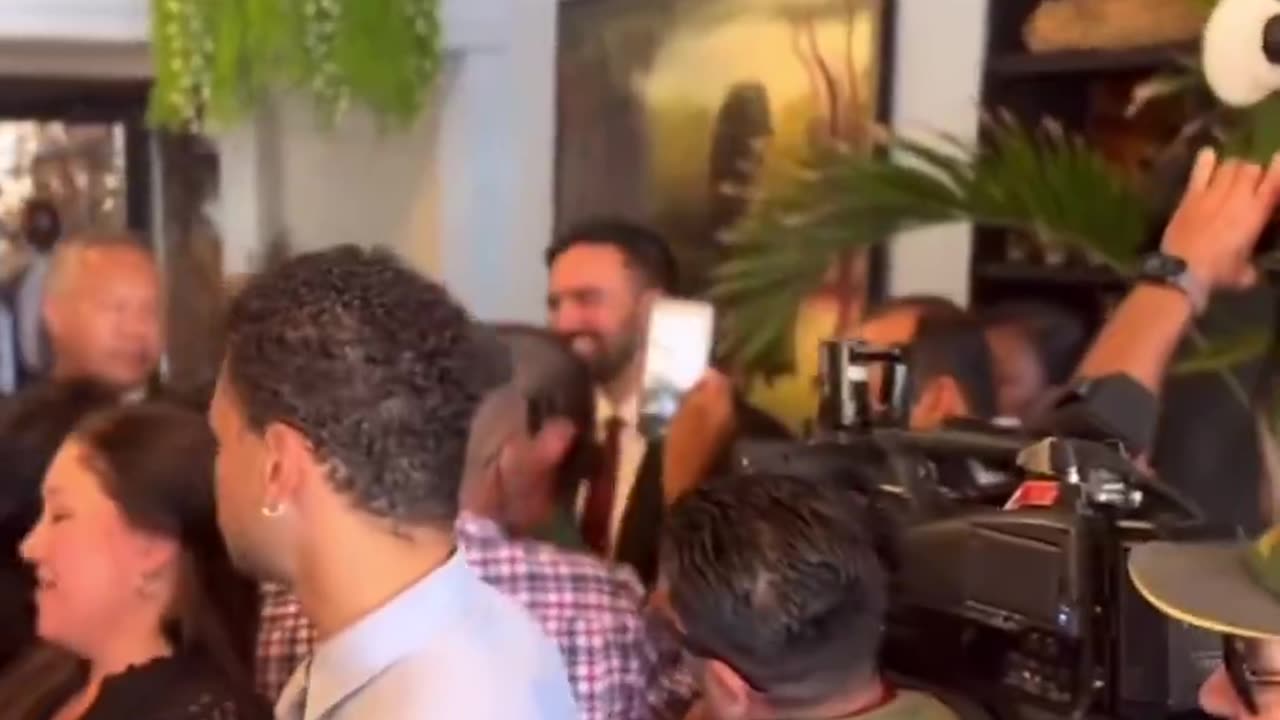 Zohran Mamdani gets BOOED out of a restaurant in Staten Island.
