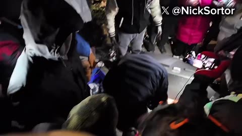 🚨 BREAKING: Anti-ICE rioters tied a TOW ROPE to a weapons locker in a federal...