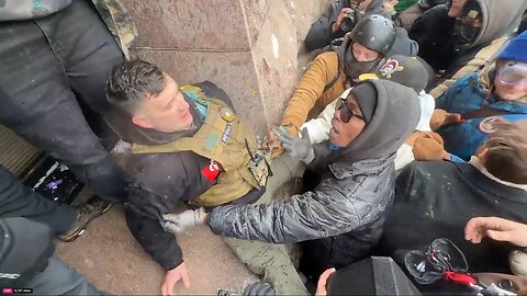 👮‍♂️ 🇺🇸 Conservative activist Jake Lang taken away by leftist mob in