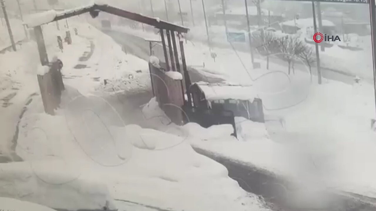 Yolcu otobüsünün polis noktasına çarpma anı görüntüleri ortaya çıktı