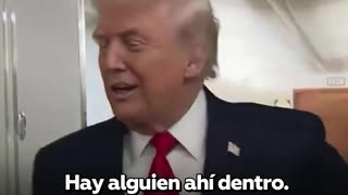 Trump es empujado con la puerta del lavabo de su avión ante la prensa