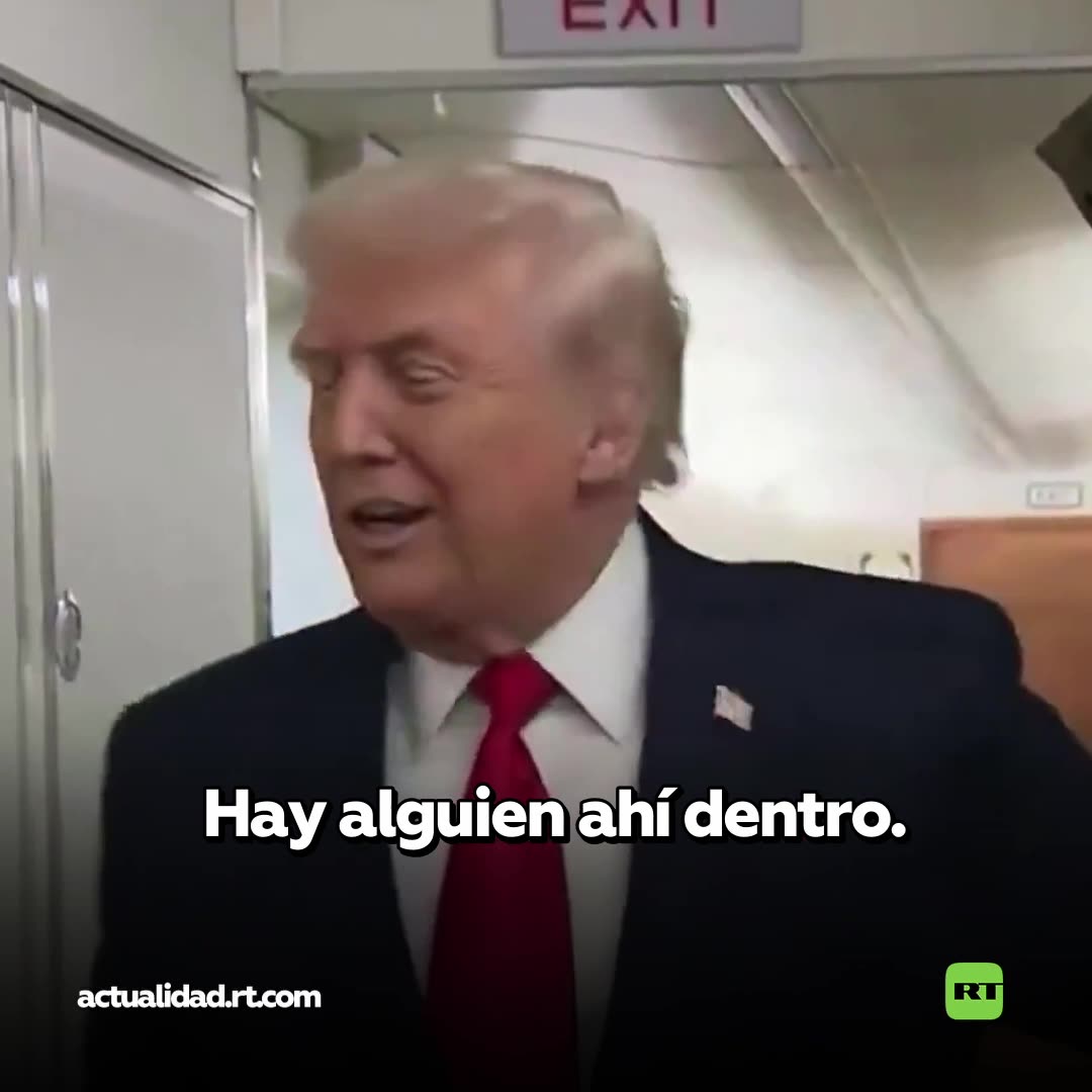 Trump es empujado con la puerta del lavabo de su avión ante la prensa