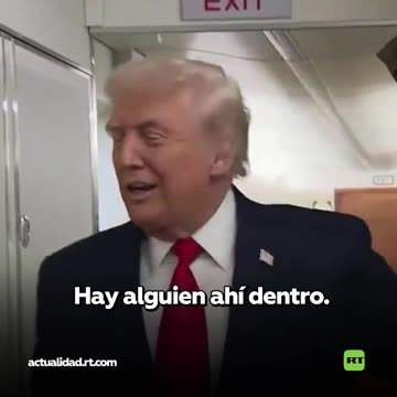 Trump es empujado con la puerta del lavabo de su avión ante la prensa