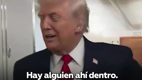 Trump es empujado con la puerta del lavabo de su avión ante la prensa