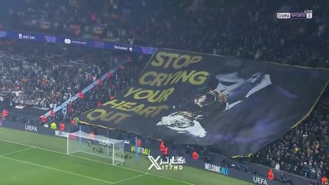 here’s a huge banner with a sly dig aimed at Vinícius Jr…