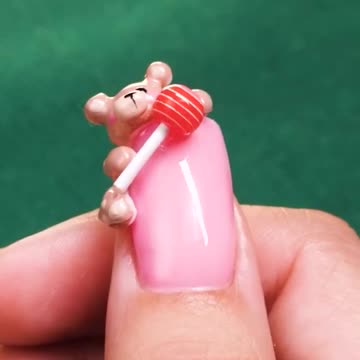 If adorable nails are your thing, this 3D teddy is next-level! 🐻💅🏻