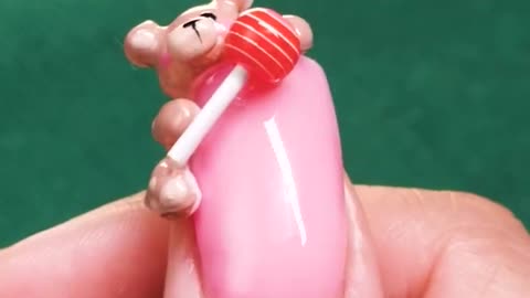 If adorable nails are your thing, this 3D teddy is next-level! 🐻💅🏻