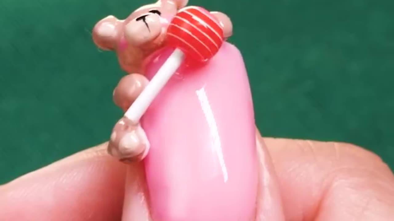 If adorable nails are your thing, this 3D teddy is next-level! 🐻💅🏻