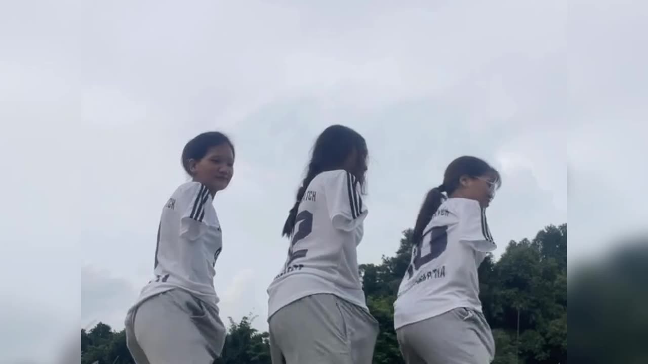Unique dancing girl makes viewers laugh