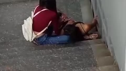 Venezuela: Woman gave birth to her baby on the steps of the local hospital.