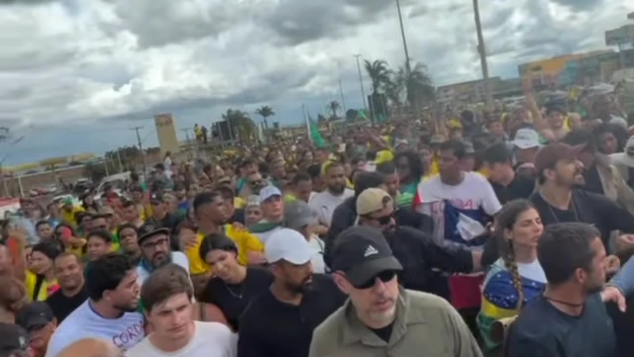 O Brasil é gigante e ele é nosso: acorda Brasil.