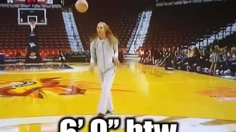 6'9" WNBA Brittney Griner unable to dunk in practice