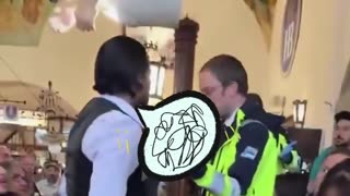 A mesero se le caen varias copas llenas y carga contra la primera persona cercana