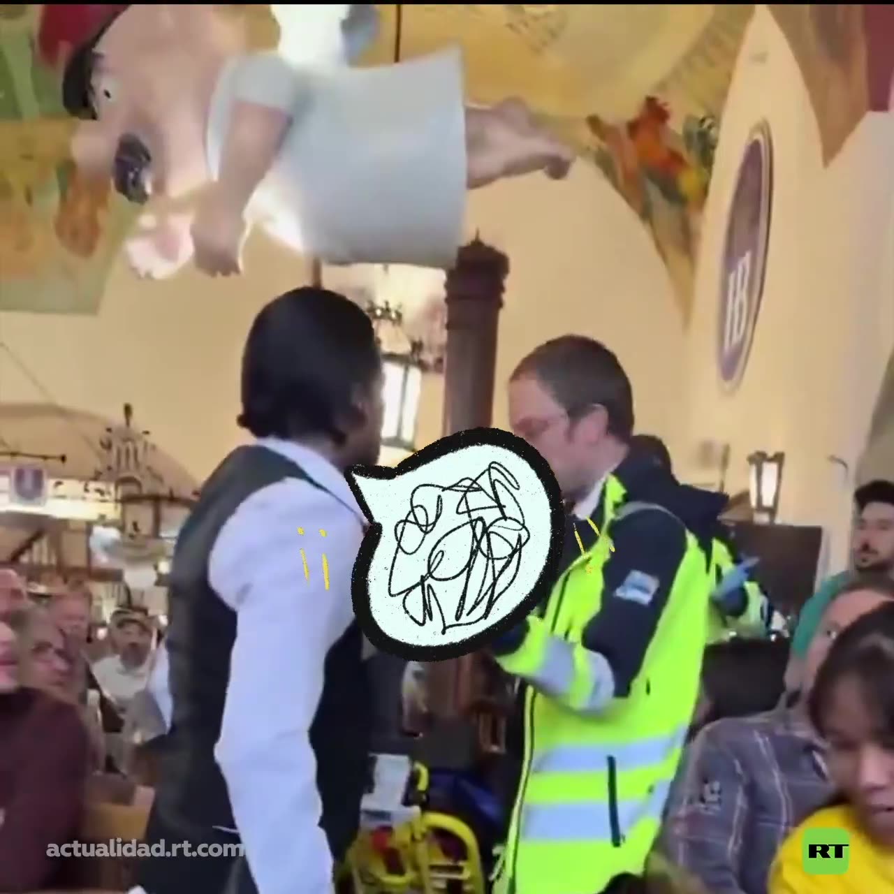 A mesero se le caen varias copas llenas y carga contra la primera persona cercana