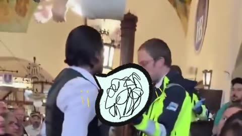 A mesero se le caen varias copas llenas y carga contra la primera persona cercana