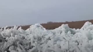 Tubería rota genera montaña de hielo en Rusia