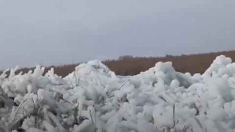 Tubería rota genera montaña de hielo en Rusia