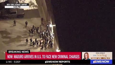 Nicolas Maduro bị bao vây bởi các đặc vụ liên bang sau khi bị lôi ra khỏi máy bay.