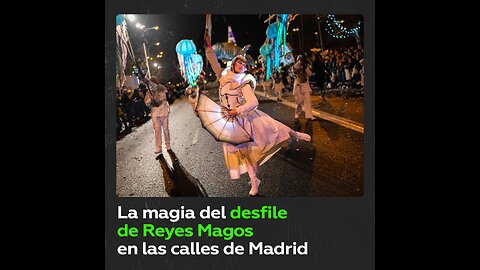Miles disfrutan del colorido desfile de los Reyes Magos en Madrid