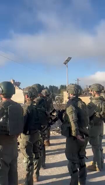 🚨Israel raises flag at symbolic Syrian site in Quneitra