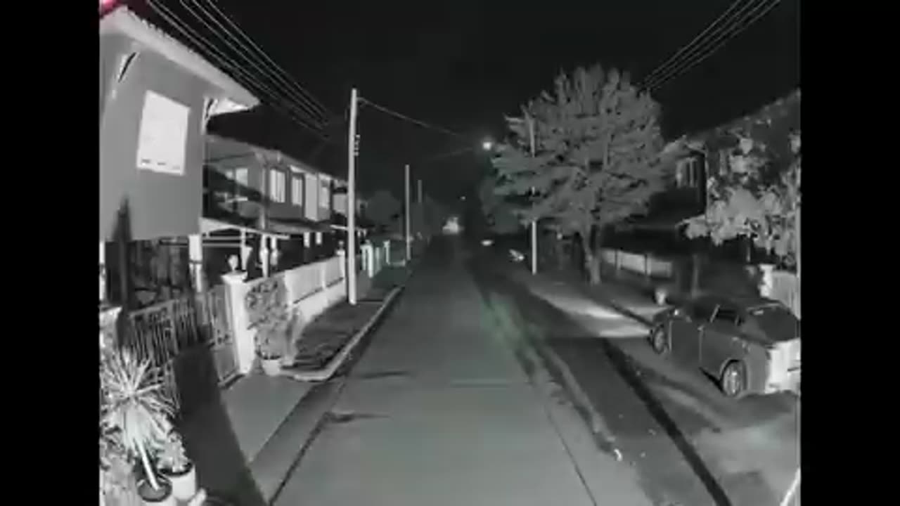 Des sphères tombent dans un quartier et dévalent la rue à une vitesse incroyable… 🤔