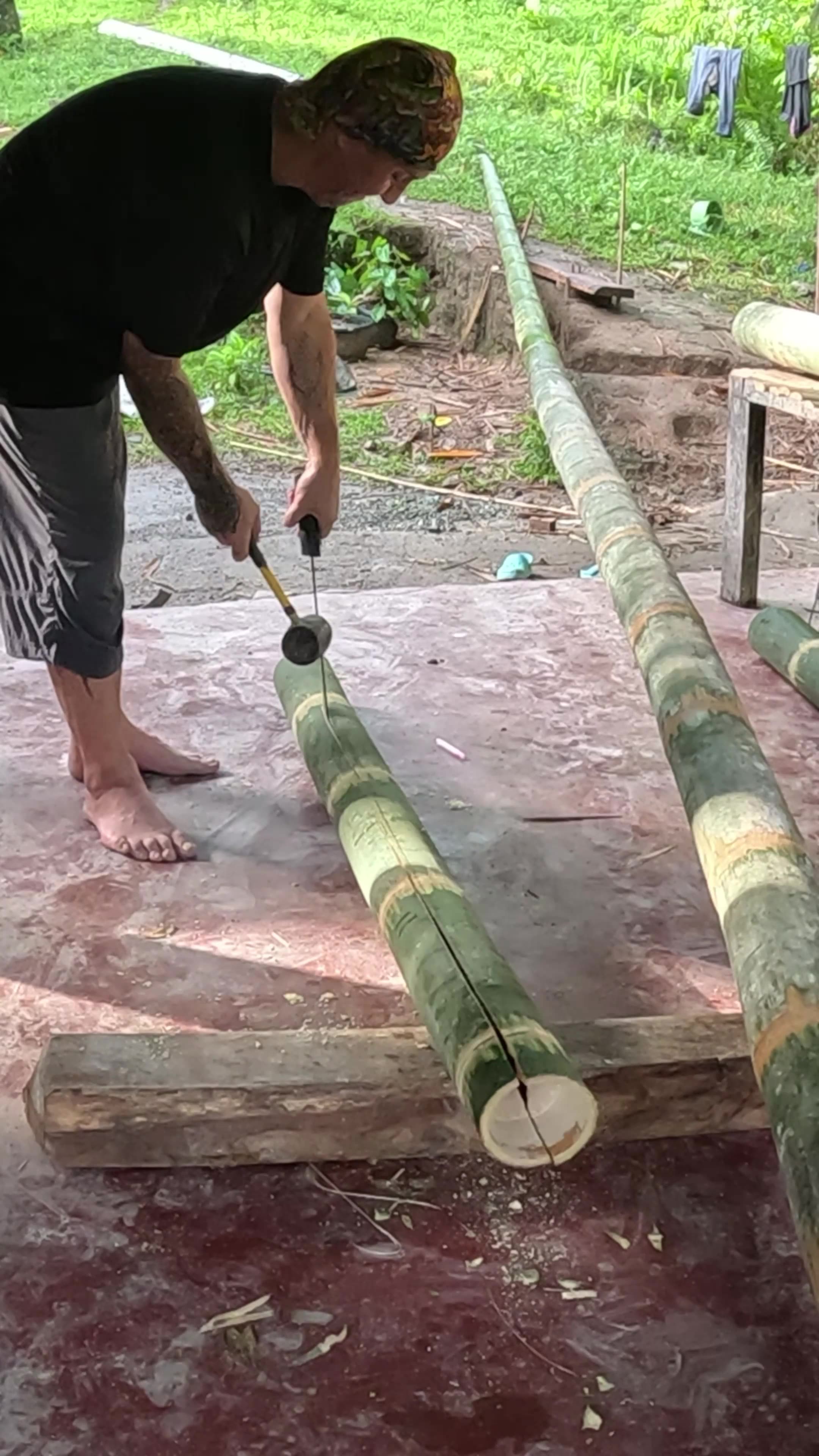 Using a Filipino Sundang to Split Bamboo! 🔪 | Expat Life in the Philippines 🇵🇭