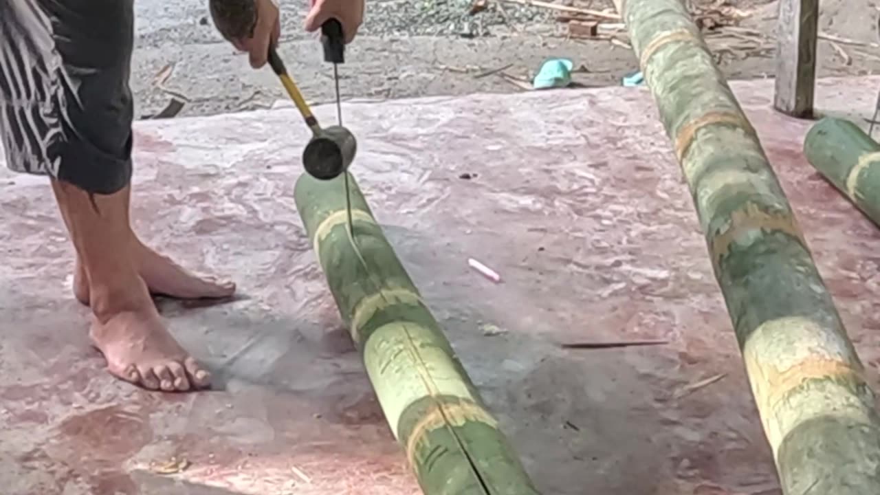 Using a Filipino Sundang to Split Bamboo! 🔪 | Expat Life in the Philippines 🇵🇭
