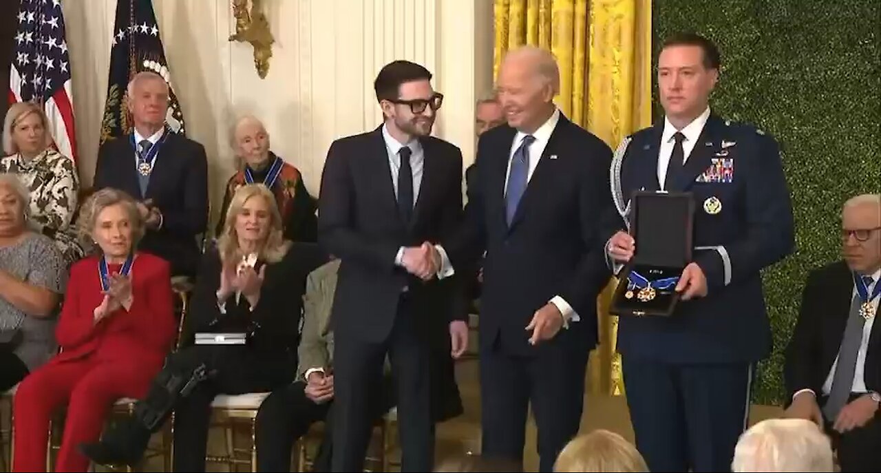 Joe clone clown 🤡 giving George zeroes son a dubious award. The clown show is almost over!