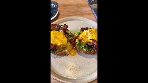 Breakfast Goals Unlocked! 🍳🥑 Crispy Bacon & Runny Egg Heaven in Cluj-Napoca! 😋