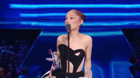 Arianna Grande, “Thank you too my Therapist & Gay People”