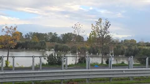 Vjosa del nga shtrati, dëmtohen shumë toka bujqësore në Myzeqe, rrezikohet autostrada Fier-Vlorë