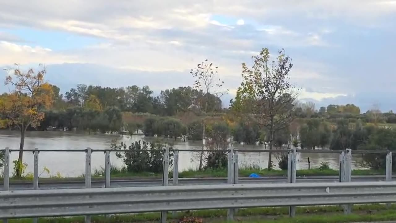 Vjosa del nga shtrati, dëmtohen shumë toka bujqësore në Myzeqe, rrezikohet autostrada Fier-Vlorë