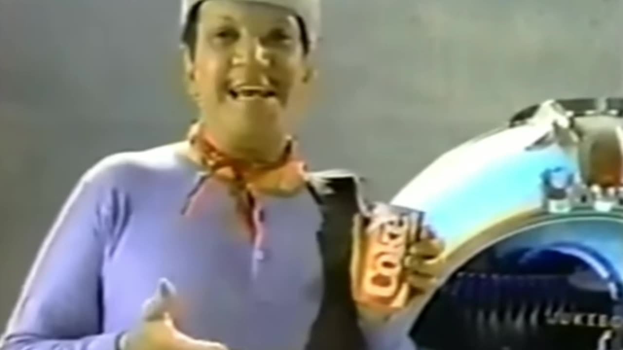 Cantinflas haciendo una publicidad de Coca Cola (Coke)