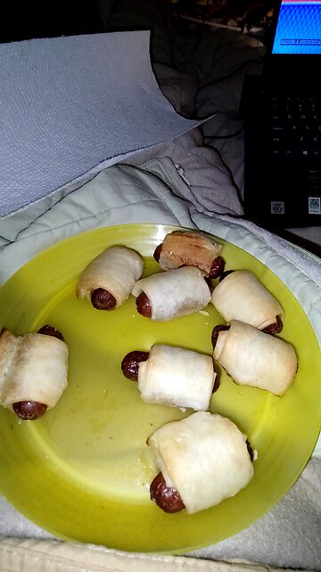 Eating Hebrew National Beef Franks In A Puff Pastry Blanket, Dbn, MI, 11/27/25
