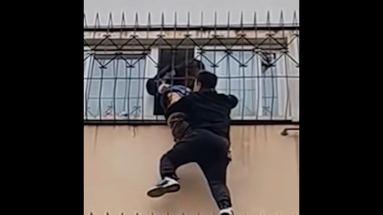 Salva a un niño de una caída en China