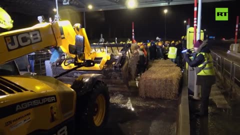 Francia gazdák blokád alá helyezték a kikötőket a vitatott EU-s kereskedelmi megállapodás miatt