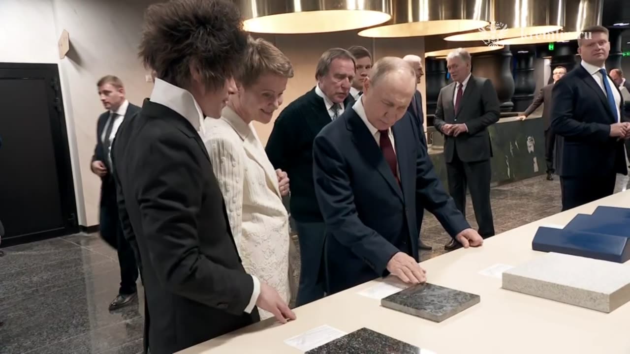 Владимир Путин осмотрел новый современный концертный центр «Сириус»