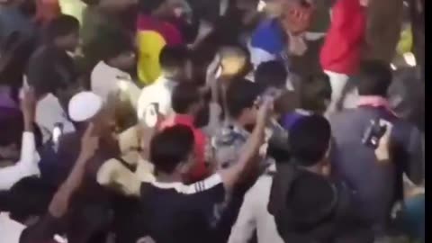 (WARNING: GRAPHIC VIDEO) Islamists Lynch Hindu in Bangladesh