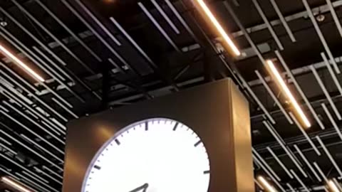 🤯✨ You Won't Believe How This Airport Clock Is Maintained! | FeedMyCuriosity