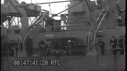 U.S. ARMY SHORE CAS... - U.S. ARMY SHORE CASUALTIES LOADED ON LST - AMPHIBIOUS MANEUV - 428-npc-4017